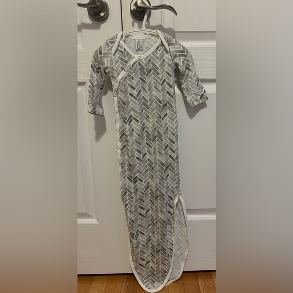 Copper Pearl newborn unisex knotted gown - Picture 2 of 5